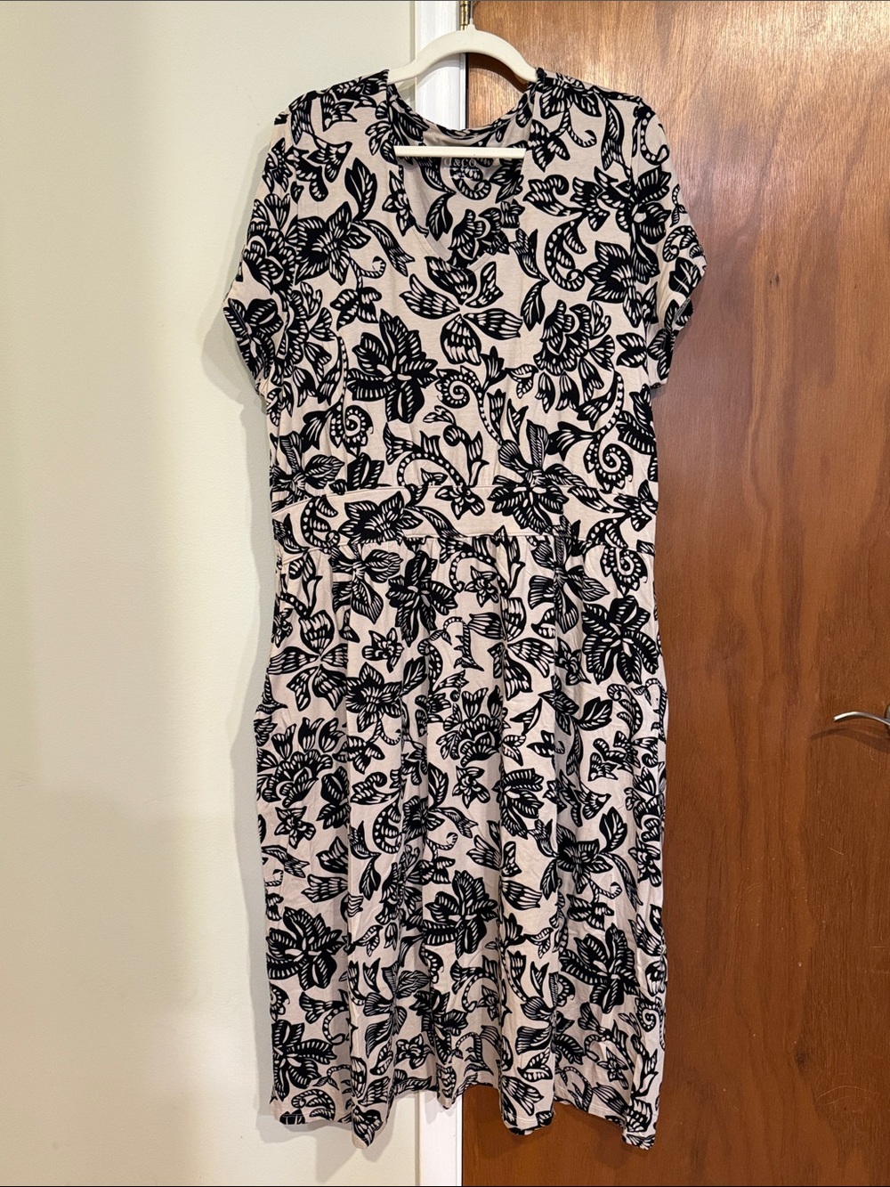 Denim and Co Black Floral Print Women's Dress - Neutral Background